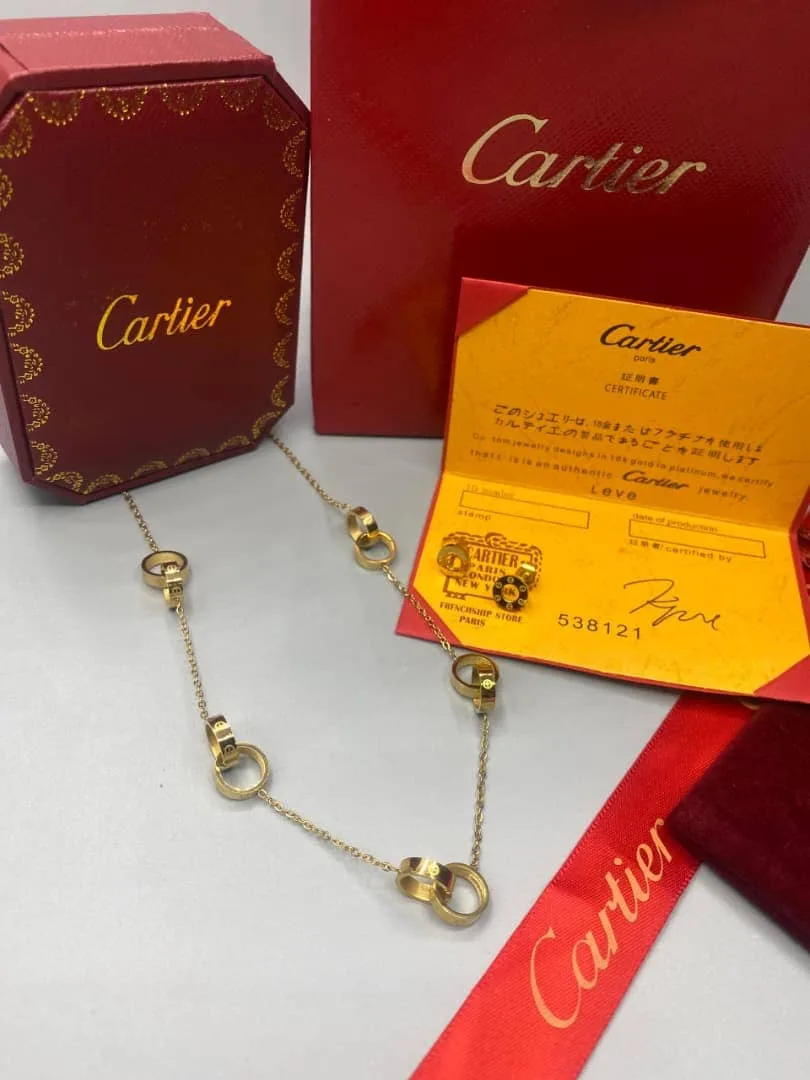 **طقم استيل لامع مكون من سلسال وحلق** - Cartier